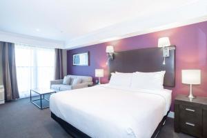 Posteľ alebo postele v izbe v ubytovaní Sandman Signature Kamloops Hotel