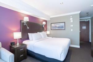 Posteľ alebo postele v izbe v ubytovaní Sandman Signature Kamloops Hotel