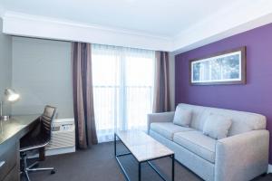 Televízia a/alebo spoločenská miestnosť v ubytovaní Sandman Signature Kamloops Hotel