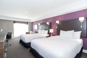 Posteľ alebo postele v izbe v ubytovaní Sandman Signature Kamloops Hotel