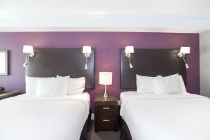 Posteľ alebo postele v izbe v ubytovaní Sandman Signature Kamloops Hotel