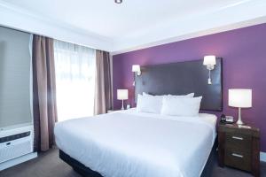 Posteľ alebo postele v izbe v ubytovaní Sandman Signature Kamloops Hotel