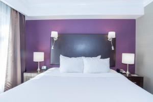Posteľ alebo postele v izbe v ubytovaní Sandman Signature Kamloops Hotel