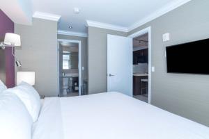 Televízia a/alebo spoločenská miestnosť v ubytovaní Sandman Signature Kamloops Hotel
