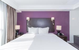 Posteľ alebo postele v izbe v ubytovaní Sandman Signature Kamloops Hotel