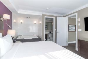 Posteľ alebo postele v izbe v ubytovaní Sandman Signature Kamloops Hotel
