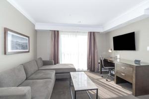 Televízia a/alebo spoločenská miestnosť v ubytovaní Sandman Signature Kamloops Hotel