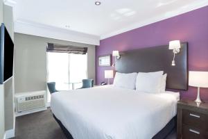Posteľ alebo postele v izbe v ubytovaní Sandman Signature Kamloops Hotel