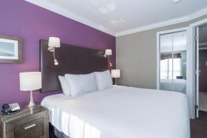 Posteľ alebo postele v izbe v ubytovaní Sandman Signature Kamloops Hotel