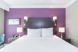Posteľ alebo postele v izbe v ubytovaní Sandman Signature Kamloops Hotel