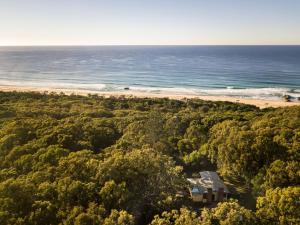 una casa nella foresta vicino a una spiaggia di Tuckers Rocks Cottage a Repton