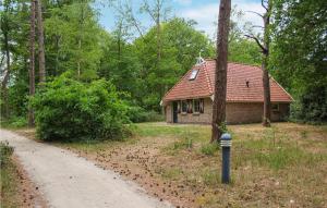 a small house in the woods next to a dirt road at Hawar in De Bult