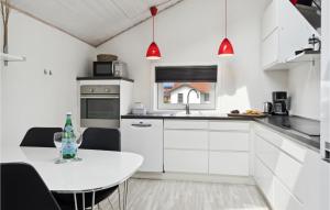 Køkken eller tekøkken på Nice Home In Blokhus With Sauna
