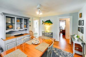 Fotografija u galeriji objekta Cottage with Yard in Dtwn Chincoteague! u gradu Šinkotig +17 fotografija