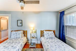 En eller flere senge i et værelse på Cottage with Yard in Dtwn Chincoteague!