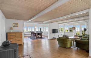 Χώρος καθιστικού στο Beach Front Home In Lemvig With Wifi