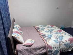 Postel nebo postele na pokoji v ubytování Kings Business Suite