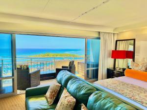 Postel nebo postele na pokoji v ubytování Waikiki Beach Experience! Luxury OceanView Suite!