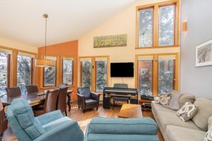 un soggiorno con divano e sala da pranzo di Centrally Located in Town, This 2 Bed and 2 Bath Manitou is a Must See a Telluride