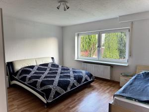 una camera da letto con un letto e una finestra di Ferienwohnung am Schwarzwald a Nagold