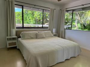 哈莱伊瓦Best location, and recently renovated的一间卧室设有一张大床和两个窗户
