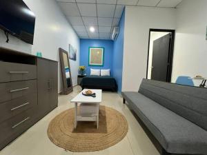 a living room with a couch and a table at Mono Espacio en Zona Romántica L3 in Puerto Vallarta