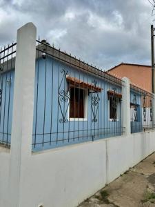 ein blauer Zaun an der Seite eines Gebäudes in der Unterkunft Casa Azul da Bocaina em São José do Barreiro in São José do Barreiro