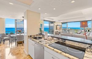 The Whaler By Maui Resort Rentals的厨房或小厨房