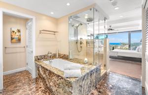The Whaler By Maui Resort Rentals客房内的一张或多张床位
