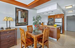 The Whaler By Maui Resort Rentals的厨房或小厨房