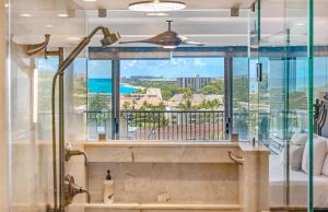 拉海纳The Whaler By Maui Resort Rentals的浴室设有海景大窗户