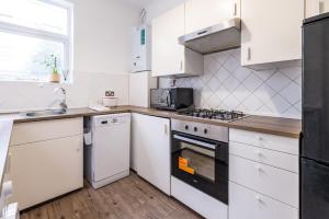 Kuchyň nebo kuchyňský kout v ubytování Atlas - Minimalist Double Room in Luton