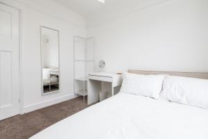 Postel nebo postele na pokoji v ubytování Atlas - Minimalist Double Room in Luton