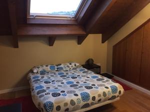 アルカラ・デ・ラ・セルバにあるResidencial Ribes- Massanaのベッドルーム(ベッド1台、窓付)