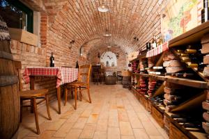 Un restaurante o sitio para comer en Hotel Triglav