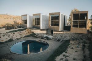 una casa con una piscina di fronte di Dolmen Hotel Boutique a Ensenada