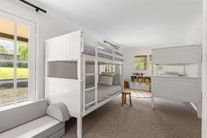 Un dormitorio con dos literas y una ventana. en Ekhaya Homestead Berry, en Wattamolla 75 fotos más