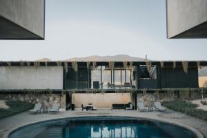 una piscina nel mezzo di un edificio di Dolmen Hotel Boutique a Ensenada