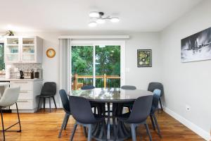 una cucina e una sala da pranzo con tavolo e sedie di Relaxing 3BD West Seattle Escape a Seattle