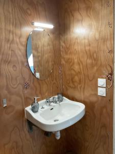 un bagno con lavandino e specchio di Sous les toits de la Tavarn Ty Gar a Hennebont Altre 11 foto