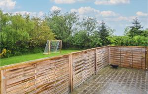 Una valla de madera con una portería en un jardín. en Holiday Home Morsøvej Glesborg Denm, en Bønnerup 14 fotos más