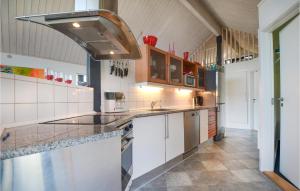 una cocina grande con armarios blancos y capucha en Holiday Home Morsøvej Glesborg Denm, en Bønnerup