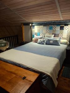 Ένα ή περισσότερα κρεβάτια σε δωμάτιο στο Casa Celeiro Flores no Pampa-RS