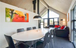 Un comedor con una mesa y sillas blancas. en Holiday Home Morsøvej Glesborg Denm, en Bønnerup