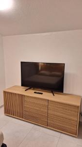 TV a/nebo společenská místnost v ubytování Studio A101, près de la mer Village du Diamant