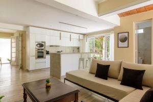 a living room with a couch and a kitchen at Fliphaus Chacras De Coria - 4 Bd House Pool&bbq in Ciudad Lujan de Cuyo