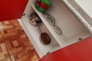 Vue aérienne d'une salle de bains avec des toilettes encastrées dans un mur dans l'établissement Depawanka 3 Departamento amoblado y equipada, à Huancayo 26 autres photos