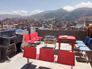 un groupe de chaises et de tables au sommet d'un toit dans l'établissement Depawanka 3 Departamento amoblado y equipada, à Huancayo