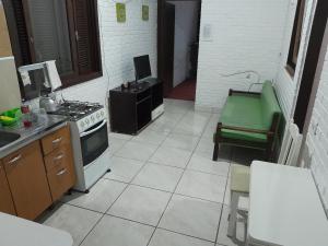 Η κουζίνα ή μικρή κουζίνα στο Residencial Plataforma -100m do Mar -Tramandai-Centro