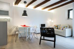 a living room with a table and a couch at Casa De Poble Termes Romanes in Caldes de Montbui